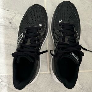 Women’s New Balance fresh foam 860 V13 size 8 very good condition